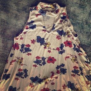 Cute trapeze floral top!
